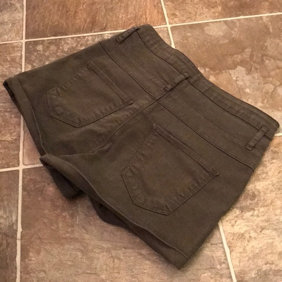 Women’s Size 8 High Waisted Refuge Shorts - Picture 3 of 3